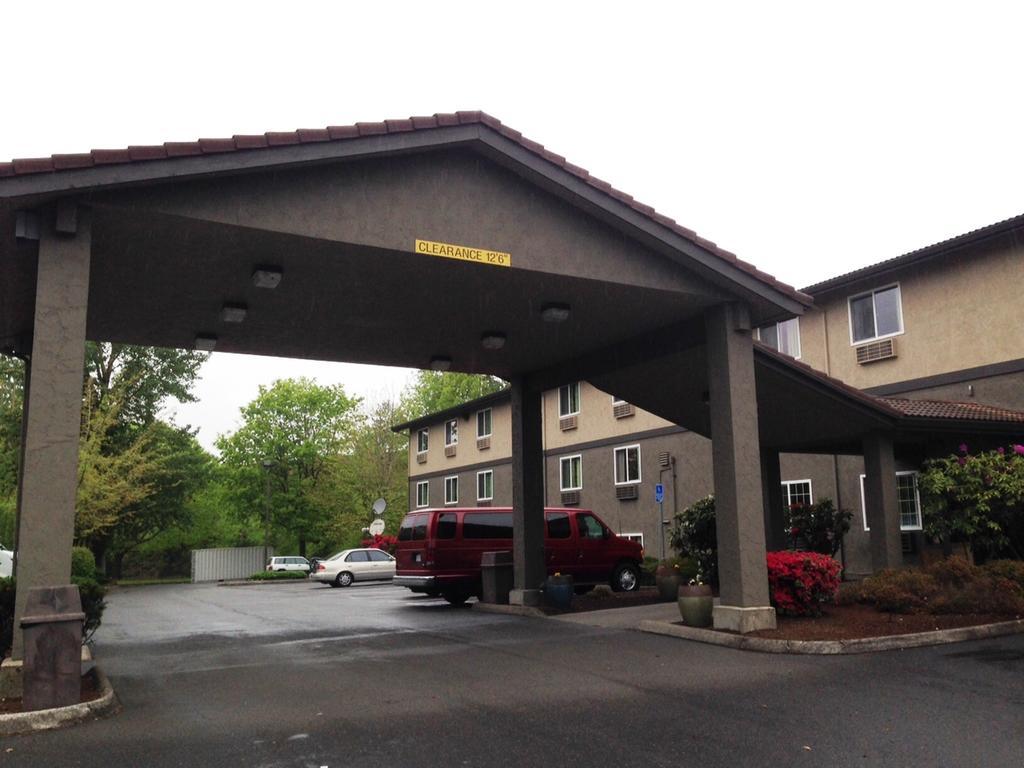 Super 8 By Wyndham Portland Airport Hotel Exterior foto