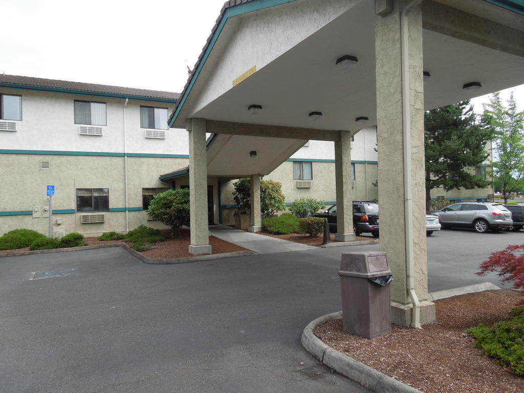 Super 8 By Wyndham Portland Airport Hotel Exterior foto
