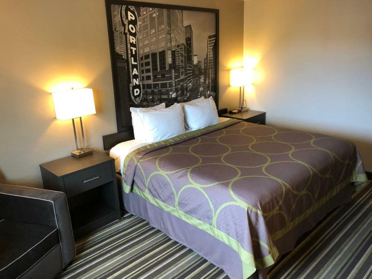 Super 8 By Wyndham Portland Airport Hotel Exterior foto