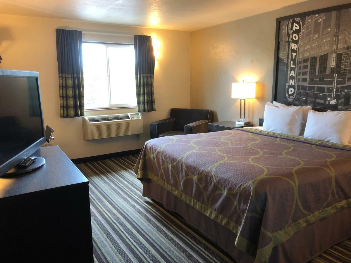 Super 8 By Wyndham Portland Airport Hotel Exterior foto